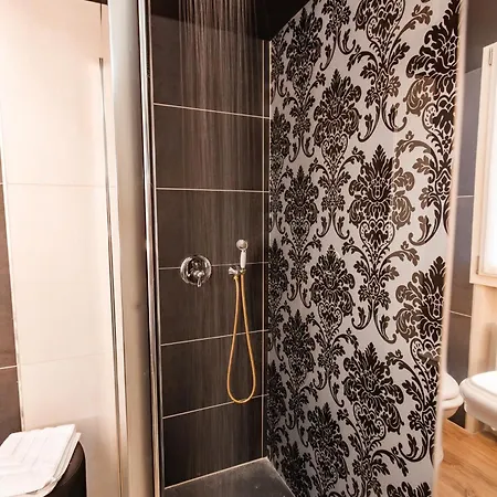 La Rondinella Boutique & Cafe
