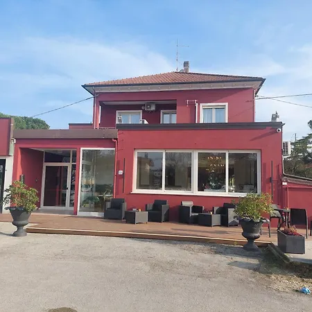 La Rondinella Boutique & Cafe *