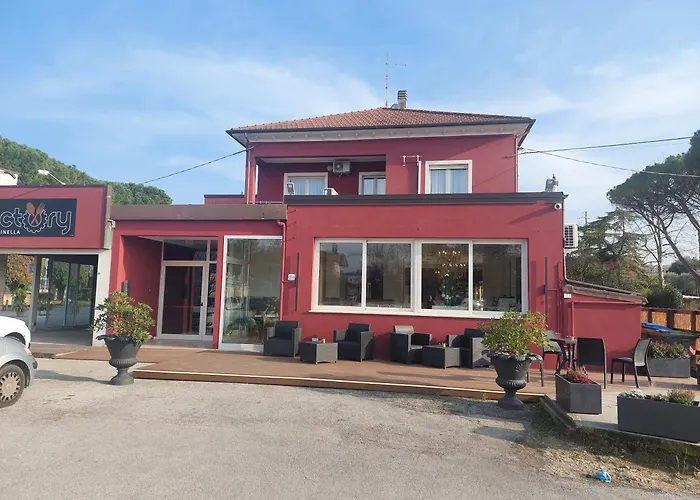 La Rondinella Boutique & Cafe *